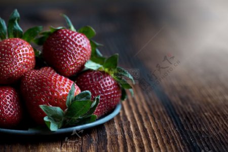 盘中的草莓