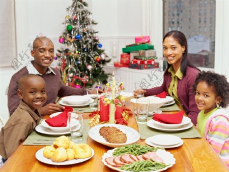 吃圣诞大餐的外国家庭图片