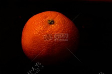 黑色背景下的橙子