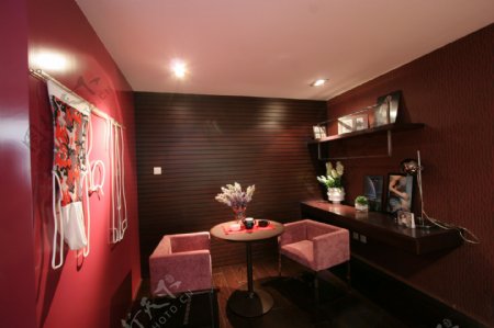 酒红色风格客厅装修设计图片