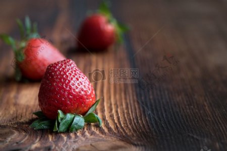 摆放在桌上的草莓
