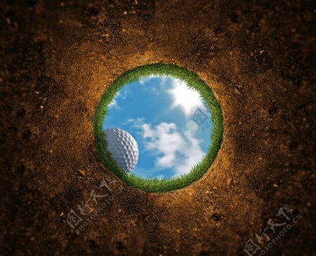 洞边上的高尔夫球图片
