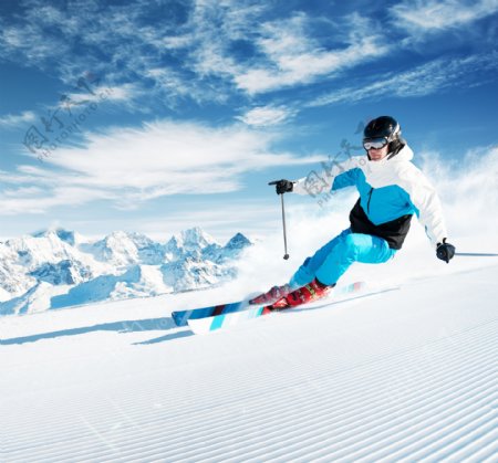 高山下滑雪的运动员图片