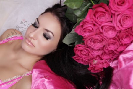 玫瑰花与睡衣模特美女图片