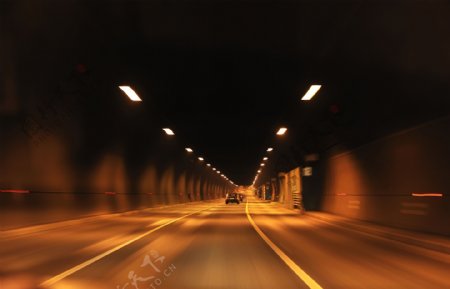 隧道中的轿车