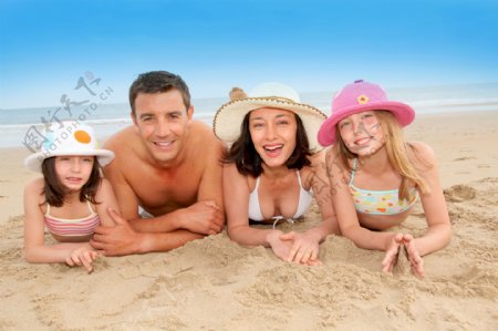 沙滩上趴着的一家人图片