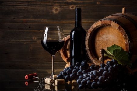 红酒桶与葡萄酒图片