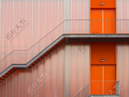 楼梯和橙色门