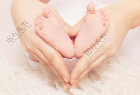 爱心手势与婴儿脚图片