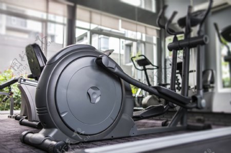 健身房里的健身器材摄影图片