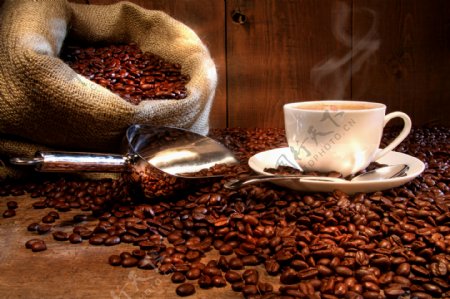 一杯热咖啡与咖啡豆图片