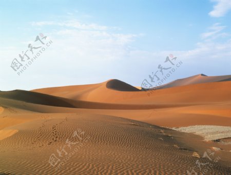 蓝天白云下的沙漠风光图片
