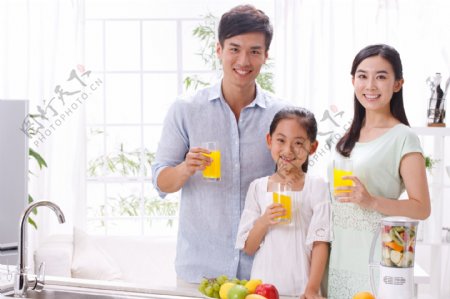 端着果汁的家庭图片