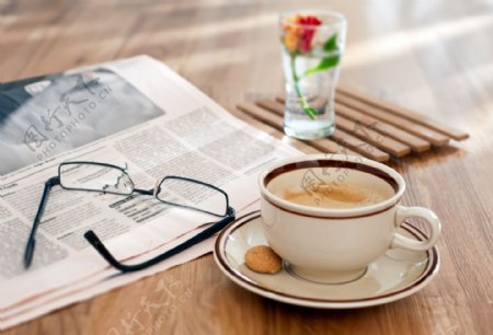 报纸眼镜咖啡图片