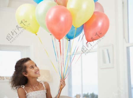 拿着很多气球的小女孩图片