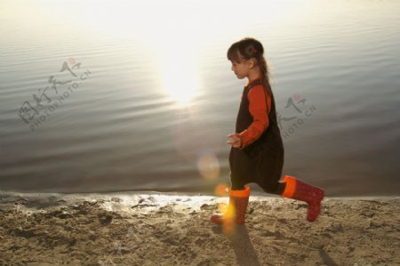 走在沙滩上的小女孩图片