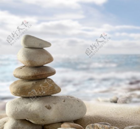 沙滩上叠起的石头图片