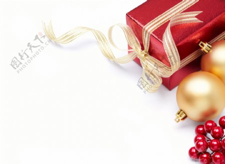 红色礼盒和金色圣诞球