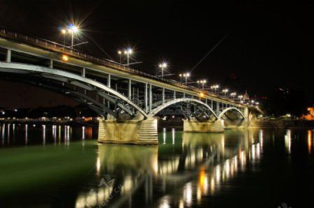 灯光下的桥与河流