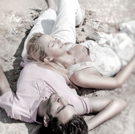 躺在沙滩上的夫妻图片