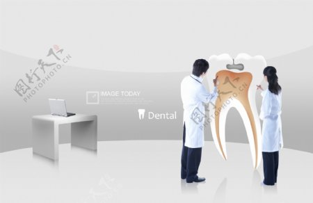 男女医生与牙齿模型PSD分层素材