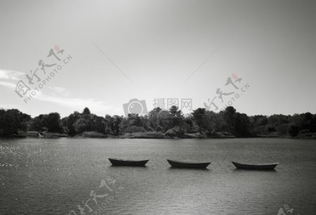 黑色和白色船湖三独木舟划艇赛艇