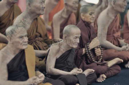 僧侣坐在黑色的地板