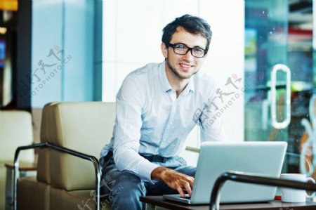 操作电脑的职业男士图片