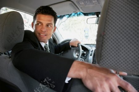 开车的商务男性图片