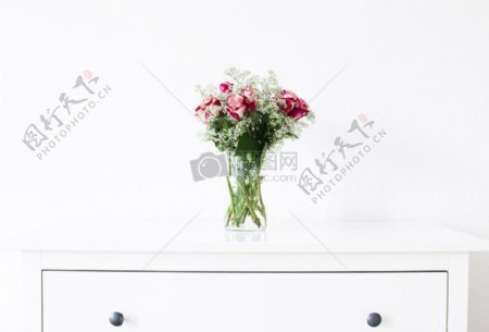 花卉家具花瓶胸部的抽屉花花束