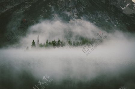 山林雾薄雾