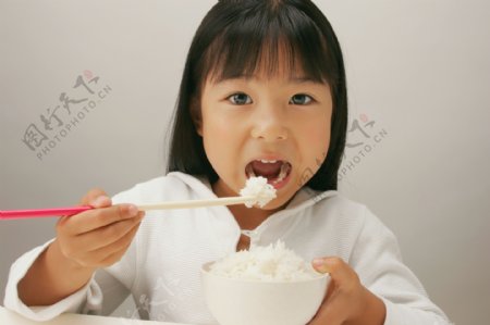 正在吃饭的小女孩图片
