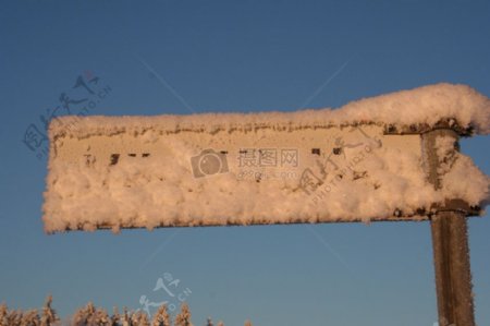被雪覆盖的路牌