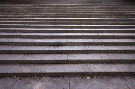 一排灰色的台阶