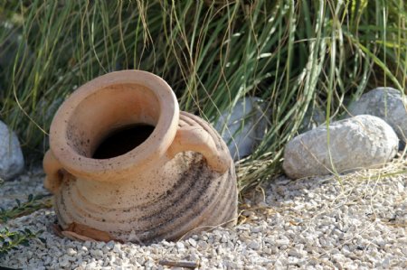 埋在地里的陶罐