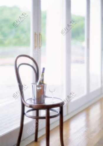 椅子上的红酒摄影图片
