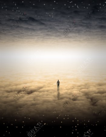 站在云层上的男士图片
