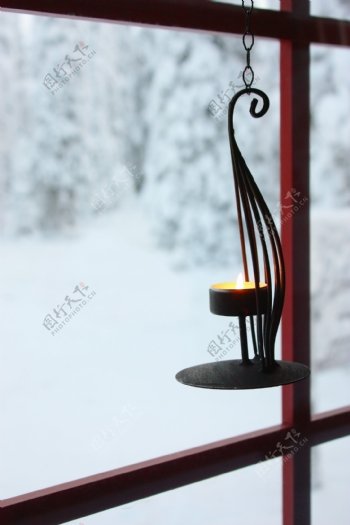 窗户内的蜡烛图片