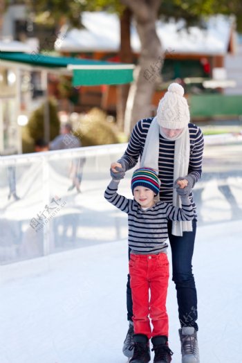 教儿子学滑冰的妈妈图片