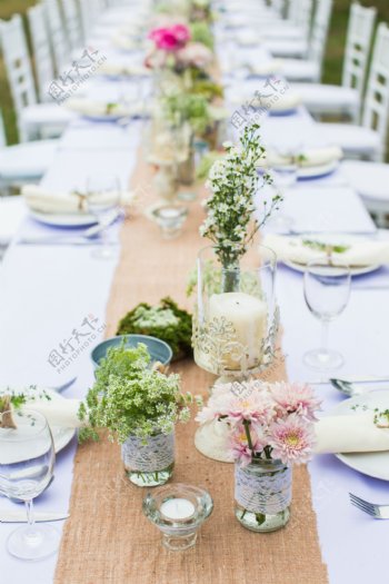 会场桌子上的餐具与花朵图片