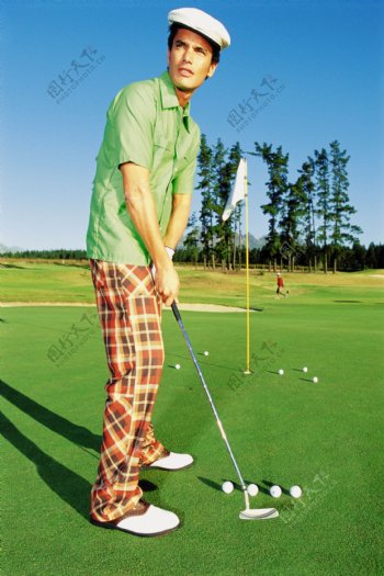 打高尔夫的时尚男性图片