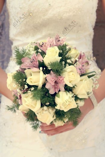 新娘捧着的花束图片
