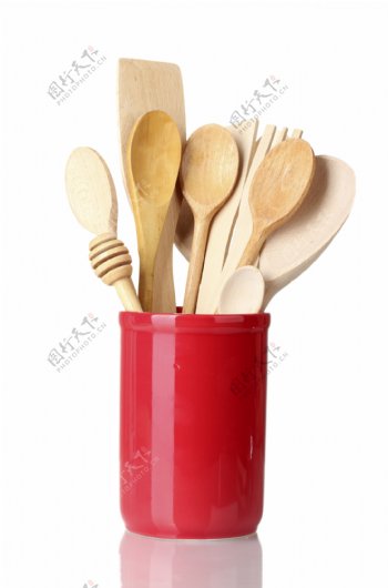 红塑料瓶里的木制餐具