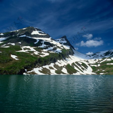 雪山湖水自然景观图片