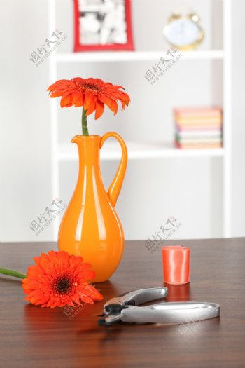 桌子上的鲜花图片