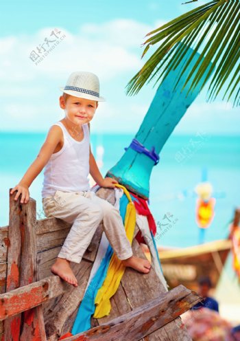 坐在木船上的小男孩图片