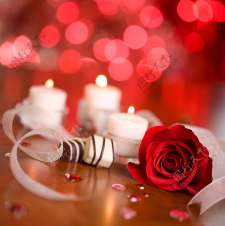 红色玫瑰花与蜡烛图片