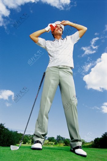 高尔夫球场上的时尚男性图片