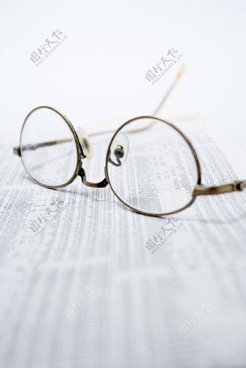 眼镜文件桌上物品图片