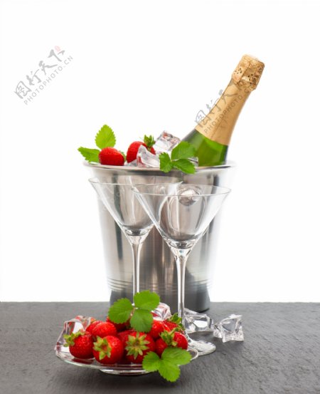 酒杯蓝莓素材图片